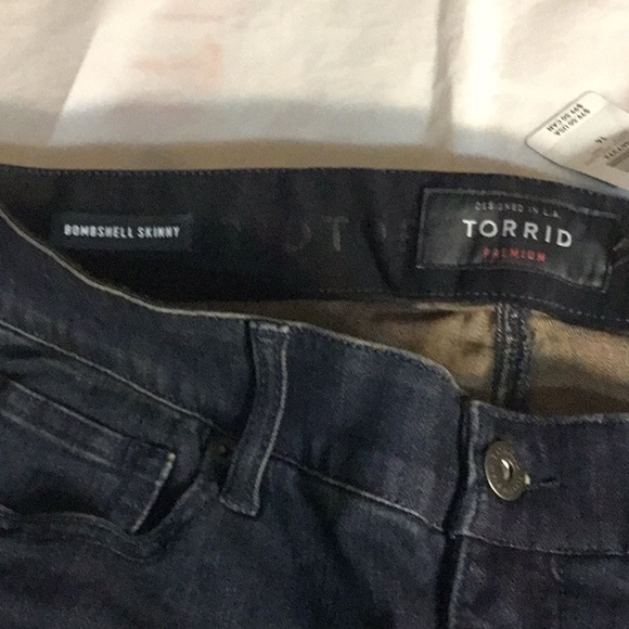 TORRID BOMBSHELL SKINNY NWT DARK WASH DENIM SIZE 14R - Picture 4 of 6
